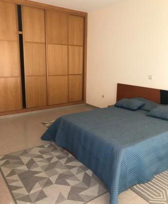 Arrenda-se apartamento bem espaçoso