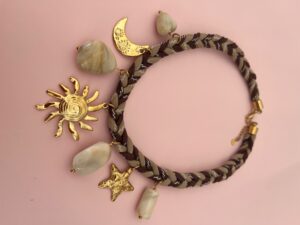 Colar de fio com vários pendentes