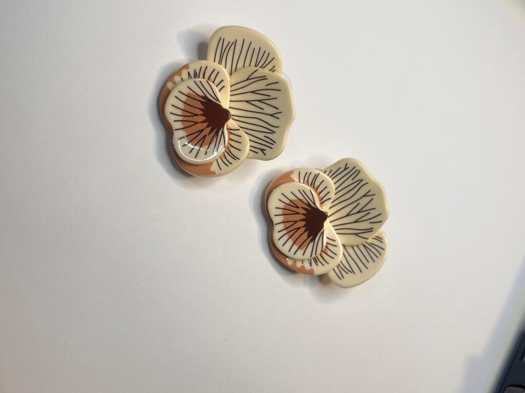 Brinco flor dourado
