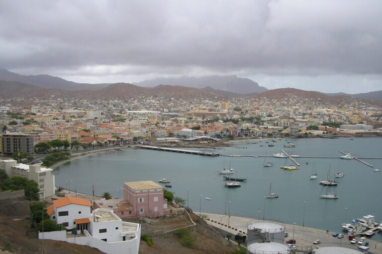 São Vicente: Mindelo a pé, entre o mercado e a Torre de Belém